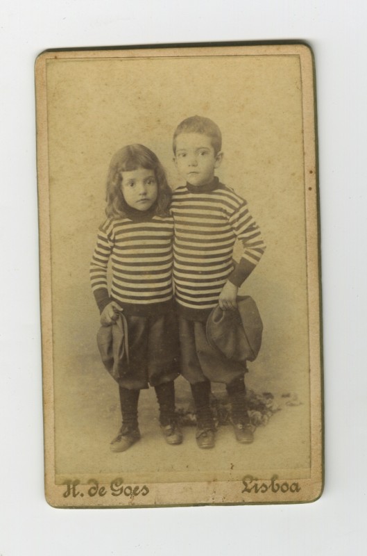 Os irmãos António e José de Almada Negreiros, em criança