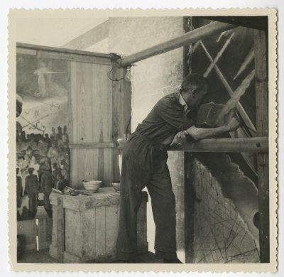 José de Almada Negreiros a trabalhar nos frescos da Gare Marítima de Alcântara