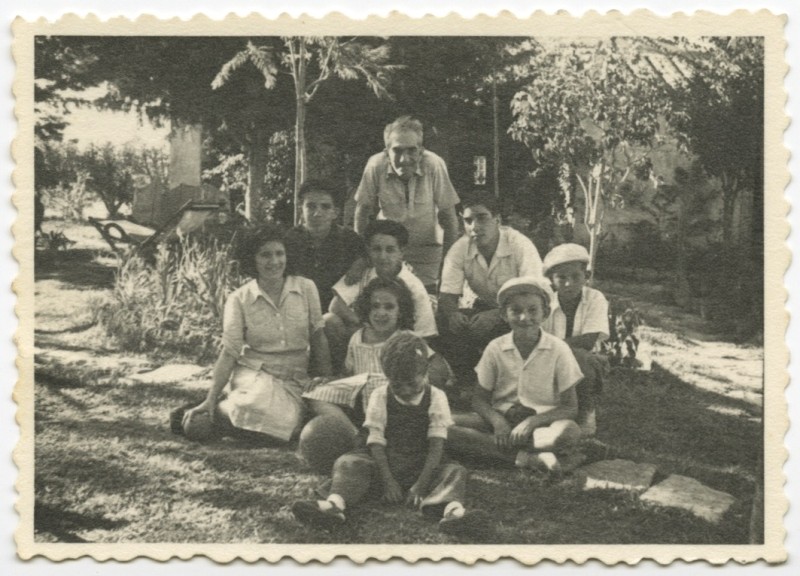Almada Negreiros com grupo de crianças