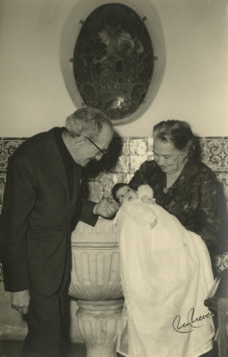 José de Almada Negreiros e Sarah Affonso no baptizado da neta