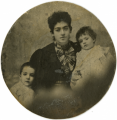 José e António de Almada Negreiros com a mãe e o irmão