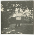 José de Almada Negreiros no jardim da sua casa em Bicesse
